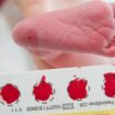 Ein Bluttropfen vom Fuß eines Babys genügt, um viele Krankheit zu erkennen. (Archivbild) Foto: picture alliance / Stefan Sauer/d