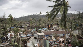 Cyclone à Mayotte : 120 tonnes de nourriture doivent être distribuées, Macron attendu jeudi