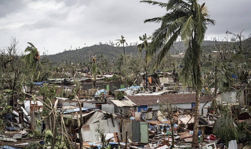 Cyclone à Mayotte : 120 tonnes de nourriture doivent être distribuées, Macron attendu jeudi