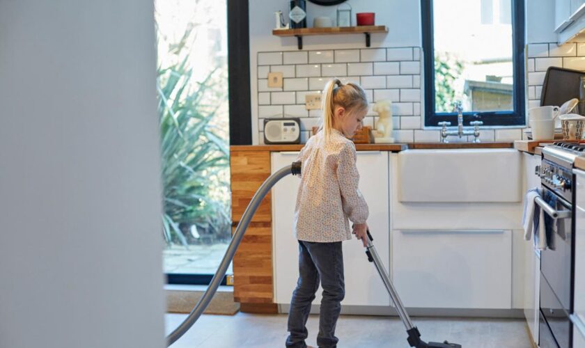 Dès 10 ans, les filles font plus de tâches ménagères à la maison que les garçons