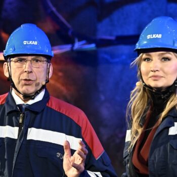 Le PDG du groupe public minier suédois LKAB, Jan Moström, et la vice-Première ministre et ministre de l'Economie et de l'Energie suédoise, Ebba Busch, lors d'une conférence de presse à Kiruna (nord de la Suède), le 12 janvier 2023