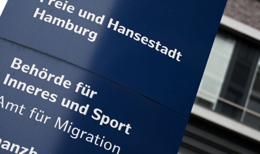 Blick auf ein Hinweisschild vor dem Amt für Migration in Hamburg-Marienthal. (Symbolbild) Foto: Rabea Gruber/dpa