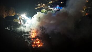 Wegen eines Brandes in einem Sägewerk sind laut Polizei 235 Einsatzkräfte ausgerückt. Foto: Stephan Fricke/NEWS5/dpa