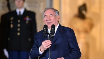 Le nouveau Premier ministre et président du Mouvement démocrate (MoDem) François Bayrou s'exprime lors de la cérémonie de passation des pouvoirs à l'hôtel Matignon à Paris, France, le 13 décembre 2024.