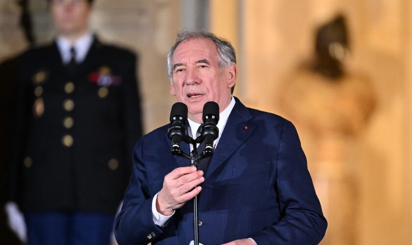 Le nouveau Premier ministre et président du Mouvement démocrate (MoDem) François Bayrou s'exprime lors de la cérémonie de passation des pouvoirs à l'hôtel Matignon à Paris, France, le 13 décembre 2024.