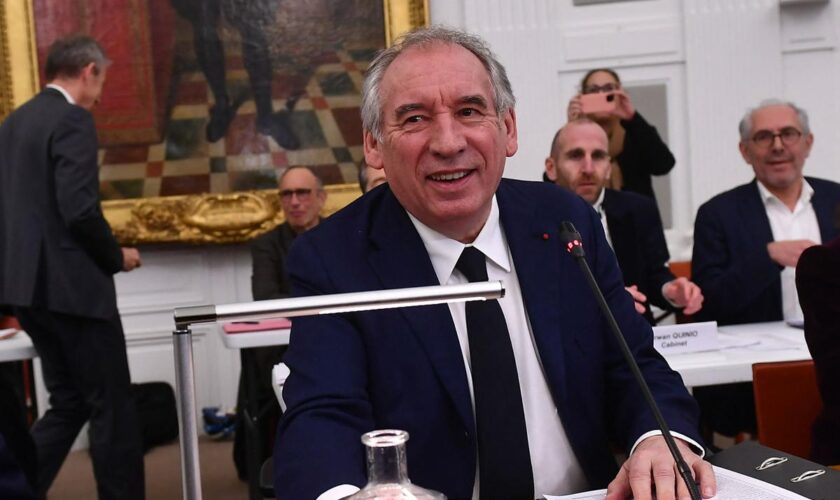 « Indécent » : Bayrou choisit d’aller à Pau plutôt qu’à Mayotte et se fait étriller