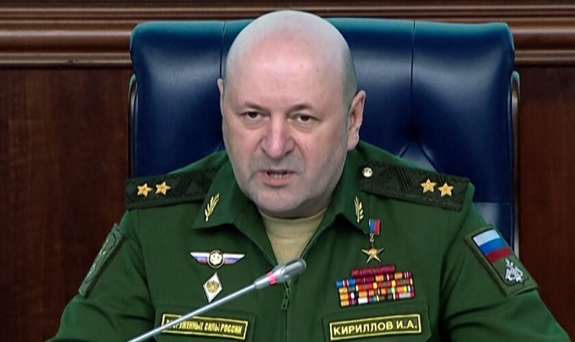 Image tirée d'une vidéo diffusée par le ministère russe de la Défense, le 24 octobre 2022, du commandant des forces russes de défense radionucléaire, chimique et biologique, Igor Kirillov, lors d'un briefing à Moscou