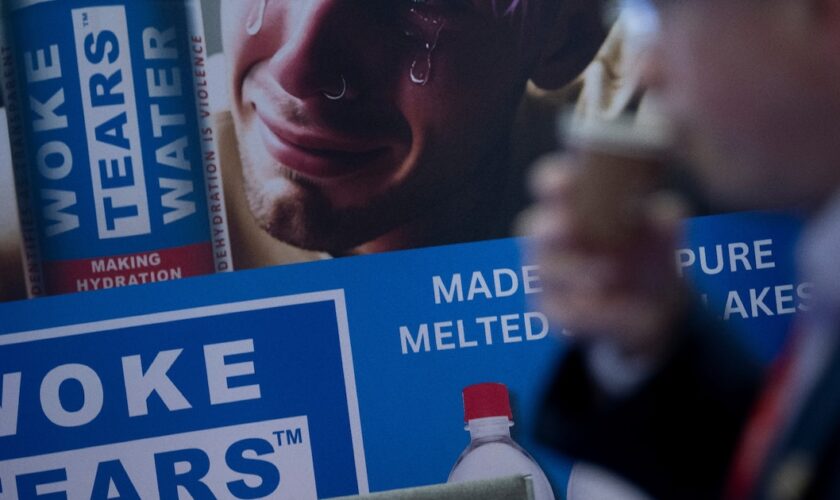 Un produit satirique appelé "Woke Tears" ou "larmes woke" en vente lors de la Conservative Political Action Conference (CPAC), grand rassemblement annuel des conservateurs américains, à National Harbor, dans le Maryland, aux Etats-Unis, le 22 février 2024