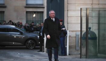 Nouveau gouvernement : Bayrou propose de réunir les forces politiques hors RN et LFI jeudi à Matignon