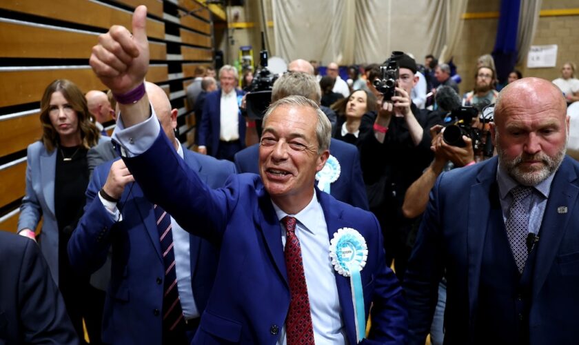 Nigel Farage (c), leader du parti anti-immigration et anti-système Reform UK, est élu député de Clacton-on-Sea, dans l'est de l'Angleterre, le 5 juillet 2024