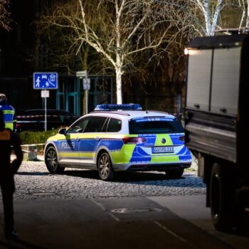 Vermutlich psychisch kranker Mann verletzt Polizisten mit Messer – Beamte erschießen Angreifer