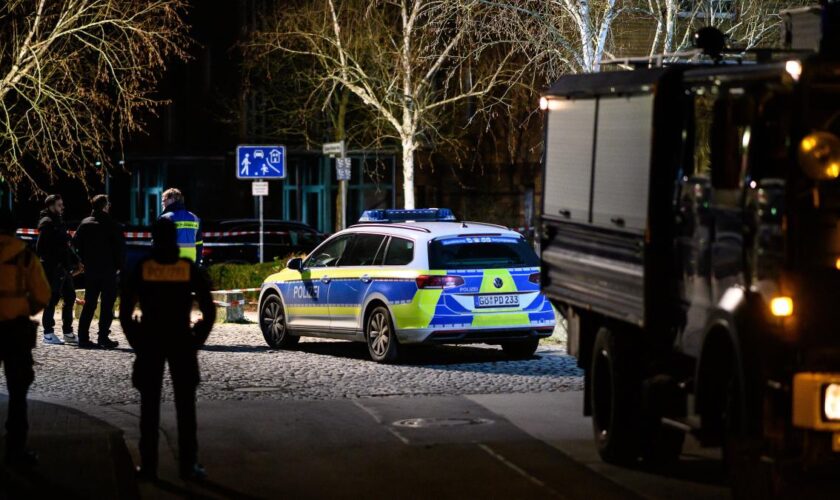 Vermutlich psychisch kranker Mann verletzt Polizisten mit Messer – Beamte erschießen Angreifer