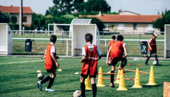 Discriminations dans le football : trois collectifs interpellent le ministère des Sports sur le manque de contenus pédagogiques