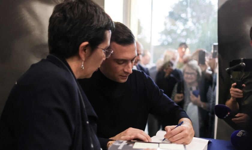 Le président du Rassemblement national Jordan Bardella signe son livre "Ce que je cherche" à Tonneins, dans le Lot-et-Garonne, le 10 novembre 2024