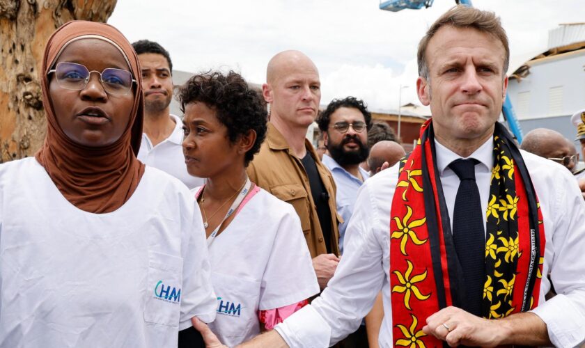 À Mayotte, les premières annonces d’Emmanuel Macron après le passage du cyclone Chido