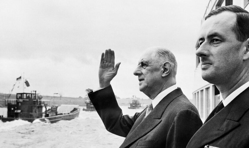 Le général de Gaulle en compagnie de son fils, Philippe de Gaulle, en septembre 1962.