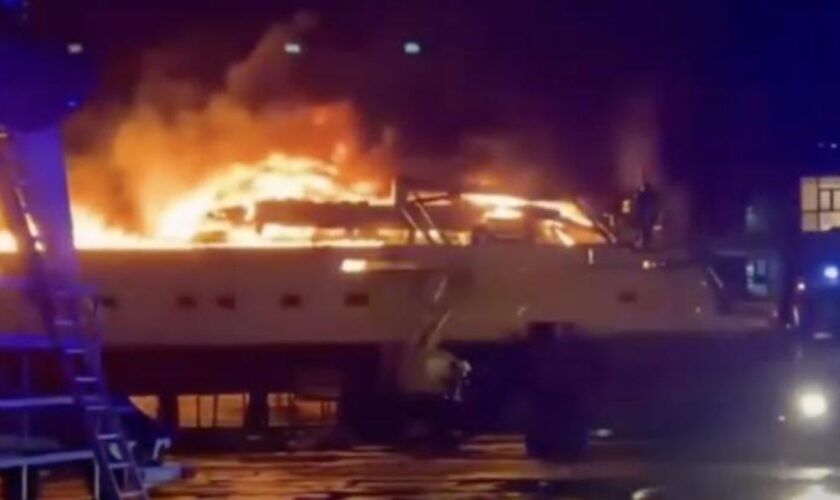 Hafen in Andalusien: Verheerender Brand in Spanien: 31-Meter-Luxus-Yacht geht in Flammen auf