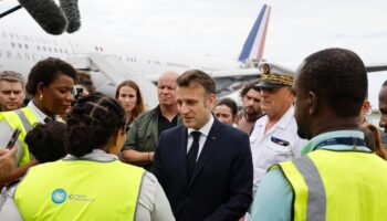 Emmanuel Macron s'entretient avec des membres du personnel de l'aéroport de Dzaoudzi, à Mayotte, le 19 décembre 2024