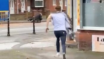 Incredible moment man sprints from barbers mid-haircut to help cop being attacked