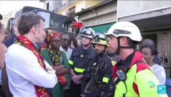 Mayotte : face à la détresse, Emmanuel Macron promet de "rebâtir" l'île