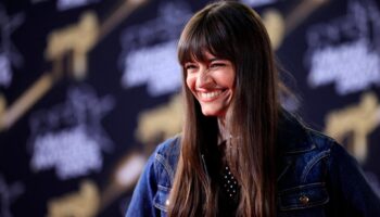 Clara Luciani dédicace « Drôle d’époque » à Marguerite de la « Star Academy » en plein concert