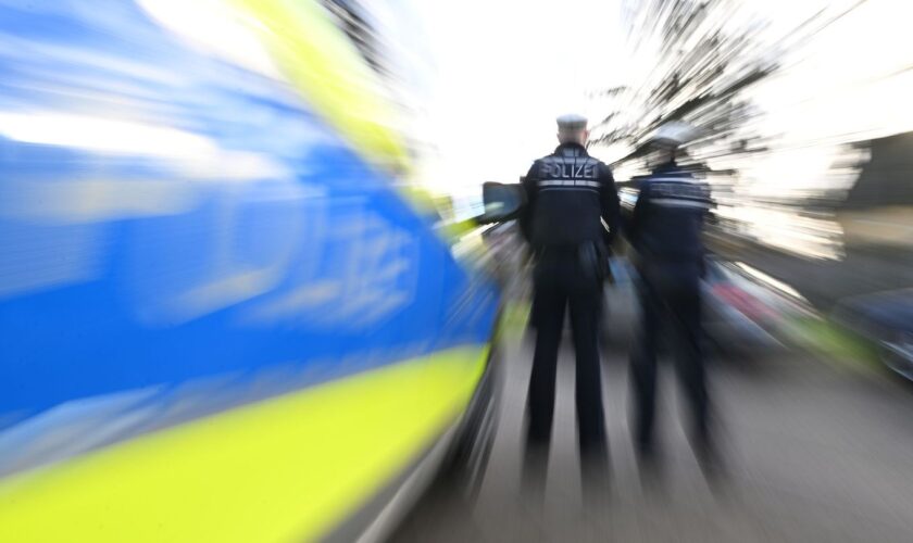 Nach einem brutalen Angriff hat die Staatsanwaltschaft acht Männer angeklagt. (Symbolbild) Foto: Bernd Weißbrod/dpa