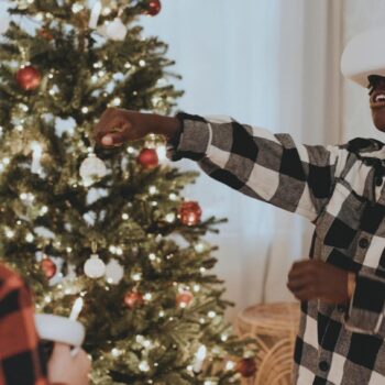 Jungs spielen mit ihren Weihnachtsgeschenken