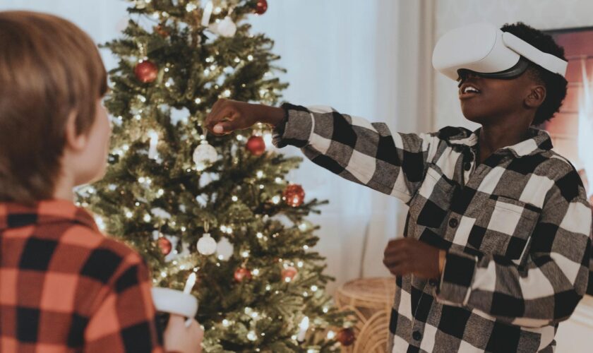 Jungs spielen mit ihren Weihnachtsgeschenken