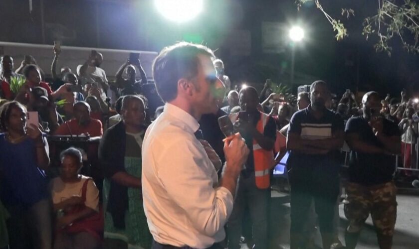 « Le cyclone, c’est pas moi » : Macron sous les huées à Mayotte