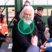 Paul Watson chaleureusement applaudi pour son arrivée en France, à l’aéroport Roissy-Charles-de-Gaulle