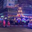 Auf einem Weihnachtmarkt in Magdeburg steht ein Rettungswagen mit Blaulicht