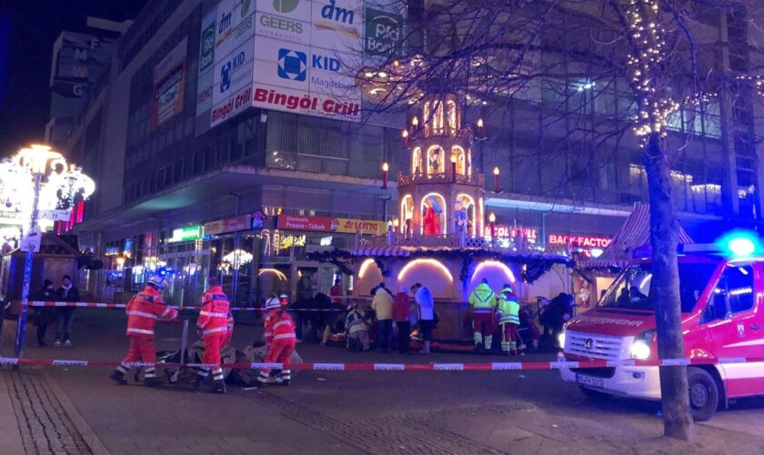 Auf einem Weihnachtmarkt in Magdeburg steht ein Rettungswagen mit Blaulicht