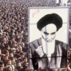 Une manifestation à Téhéran le 1er janvier 1979 contre le chah d'Iran. Les protestataires brandissent un portrait de l'ayatollah Khomeiny