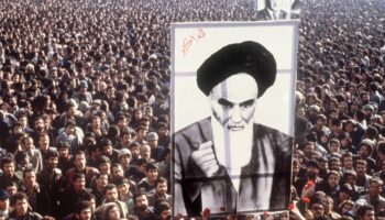 Une manifestation à Téhéran le 1er janvier 1979 contre le chah d'Iran. Les protestataires brandissent un portrait de l'ayatollah Khomeiny