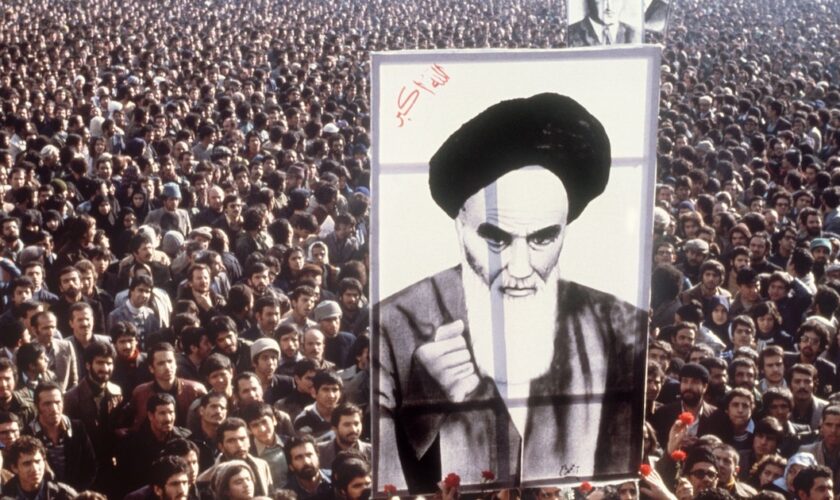 Une manifestation à Téhéran le 1er janvier 1979 contre le chah d'Iran. Les protestataires brandissent un portrait de l'ayatollah Khomeiny