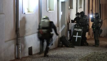 Am frühen Morgen durchsucht die Polizei in Zusammenhang mit der Attacke auf dem Weihnachtsmarkt ein Wohnhaus. Foto: Sebastian Wi