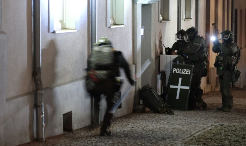 Am frühen Morgen durchsucht die Polizei in Zusammenhang mit der Attacke auf dem Weihnachtsmarkt ein Wohnhaus. Foto: Sebastian Wi