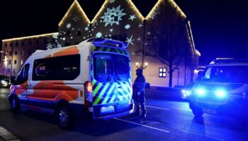 Des policiers et des ambulances près d'un marché de Noël, où une voiture a foncé dans la foule, tuant et blessant des personnes, le 20 décembre 2024 à Magdebourg, en Allemagne