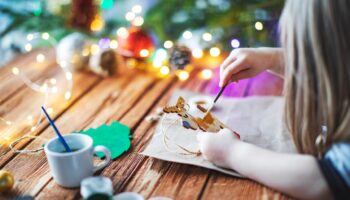 Pendant les vacances de Noël, voici 6 activités créatives et festives à réaliser avec vos enfants