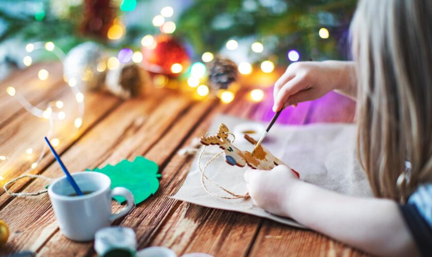 Pendant les vacances de Noël, voici 6 activités créatives et festives à réaliser avec vos enfants