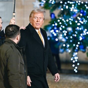 Emmanuel Macron, le président élu américain Donald Trump et le président ukrainien Volodymyr Zelensky quittant l'Elysée pour Notre-Dame de Paris après leur rencontre à l'Elysée le 7 décembre 2024