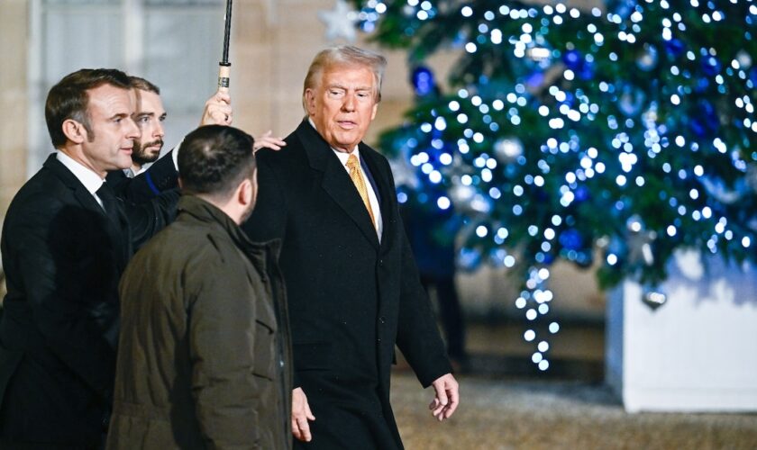 Emmanuel Macron, le président élu américain Donald Trump et le président ukrainien Volodymyr Zelensky quittant l'Elysée pour Notre-Dame de Paris après leur rencontre à l'Elysée le 7 décembre 2024