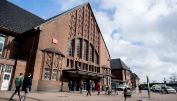 Nach einem Unfall bei einer Rangierfahrt am Oldenburger Hauptbahnhof ist die Bahnverbindung zwischen Bremen und Emden gesperrt.