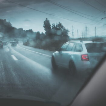 L'astuce indispensable en hiver : emportez toujours un morceau de carton dans votre voiture