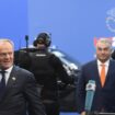 Le Premier ministre polonais Donald Tusk arrive sous les yeux du Premier ministre hongrois Viktor Orban (R) pour participer à la réunion informelle des chefs d'État ou de gouvernement de l'Union européenne à Budapest, le 8 novembre 2024. (Photo Ferenc ISZA / AFP)