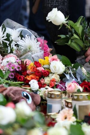 Menschen gedenken der Toten und Verletzten nach der Todesfahrt in Magdeburg. Foto: Jan Woitas/dpa