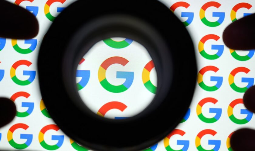 Le logo de Google à travers une loupe.