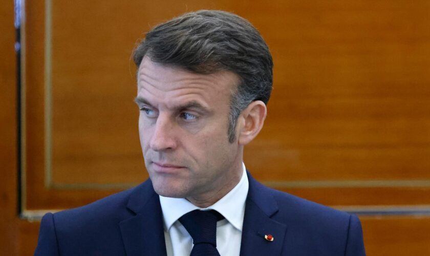 Après le cyclone à Mayotte, Macron propose de scolariser les élèves hors de l’archipel, les syndicats perplexes