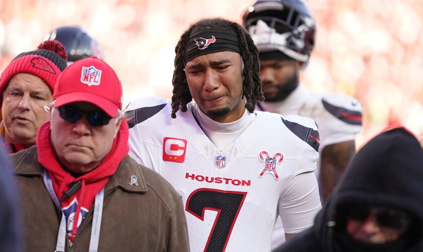 Texans' Tank Dell suffers gruesome leg injury, leaving teammates in tears