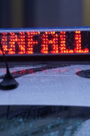 Eine Fußgängerin ist bei einem Unfall in Osnabrück schwer verletzt worden. (Symbolbild) Foto: Marcus Brandt/dpa